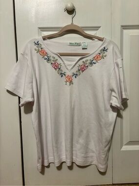 White Embroidered V-Notch Short Sleeve Tee